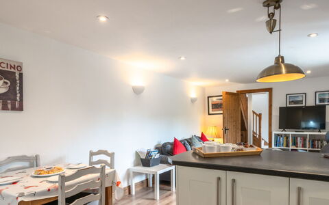 The Hayloft: Möbel, Interior Design, Holz, Decke, Flooring, Küche, Zimmer, Fussboden, Beleuchtung, Countertop