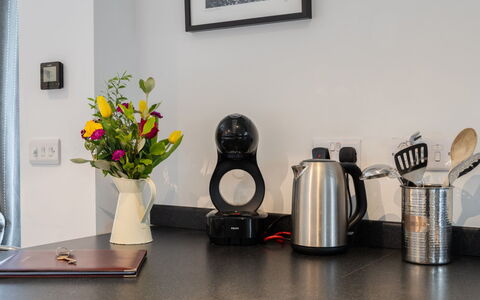 The Hayloft: Küchengerät, Kleingeräte, Geschirr, Haushaltsgerät, Kaffeemaschine, Countertop, Küche, Servierware