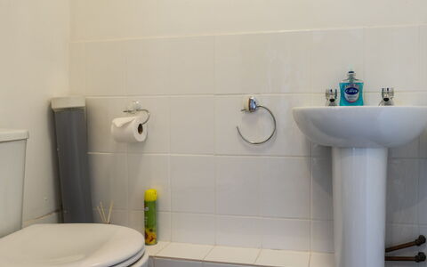 The Hayloft: Badezimmer, Armatur, Bad Sink, Flooring, Sinken, Fussboden, Zapfhahn, Installation, Interior Design, Toilleten Sitz