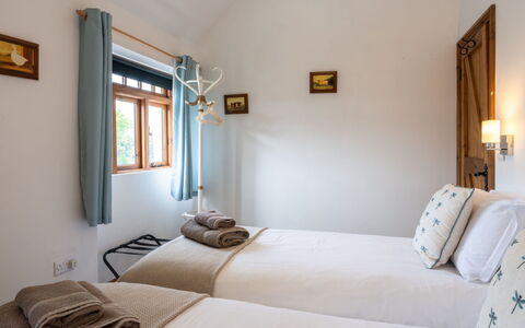 The Hayloft: Bett, Wand, Schlafzimmer, Holz, Interior Design, Möbel, Bettdecke, Bedding, Decke, Zuhause