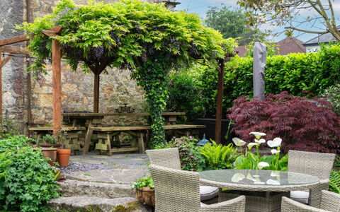 Swallow Cottage: Strauch, Garten, Pflanzengemeinschaft, Schatten, Gartenmöbel, Möbel, Ground, Frühling, Tisch Im Freien