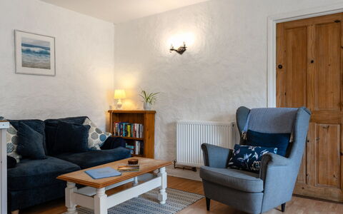 Swallow Cottage: Möbel, Interior Design, Wand, Flooring, Holz, Fussboden, Couch, Wohnzimmer, Zimmer, Beleuchtung