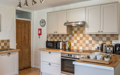 Swallow Cottage: Küche, Küchengerät, Countertop, Cabinetry, Major Appliance, Holz, Flooring, Interior Design, Herd, Möbel