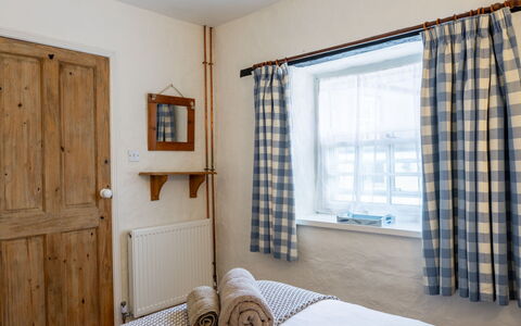 Swallow Cottage: Wand, Holz, Interior Design, Möbel, Textil, Schlafzimmer, Bett, Decke, Linens, Zuhause