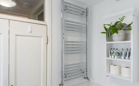 Swallow Cottage: Interior Design, Flooring, Fussboden, Zimmer, Armatur, Cabinetry, Regal, Decke, Regale