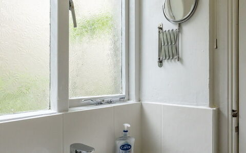 Swallow Cottage: Badezimmer, Bad Sink, Armatur, Interior Design, Wand, Sinken, Flooring, Spiegel, Zapfhahn, Fussboden