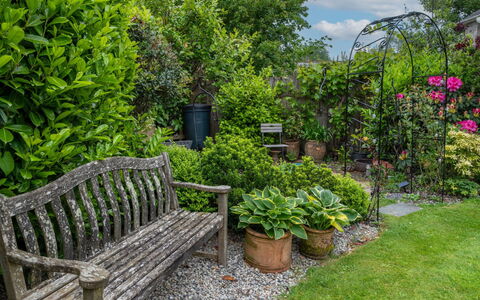 Swallow Cottage: Grün, Garten, Strauch, Außenbank, Pflanzengemeinschaft, Landschaft, Gartenmöbel, Ground, Frühling