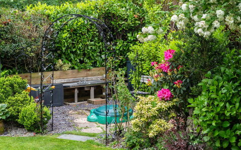 Swallow Cottage: Blume, Garten, Strauch, Pflanzengemeinschaft, Ground, Frühling, Hinterhof, Landscaping, Garten