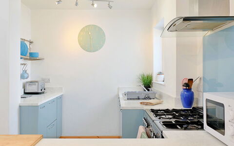 Lansdowne: Küche, Küchengerät, Countertop, Interior Design, Möbel, Major Appliance, Cabinetry, Decke, Flooring, Zimmer