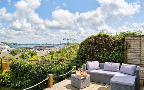 Lansdowne: Blumentopf, Deck, Gartenmöbel, Eco Hotel, Schatten, Garten, Zaun, Zimmerpflanze, Landscaping