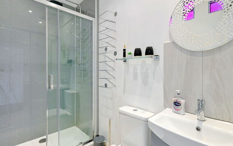 Lansdowne: Badezimmer, Interior Design, Armatur, Flooring, Fussboden, Toilette, Badezimmerschrank, Installation, Zapfhahn, Dusche