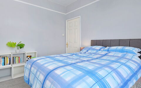 Lansdowne: Bett, Schlafzimmer, Bedding, Möbel, Bettdecke, Interior Design, Linens, Fussboden, Decke, Flooring