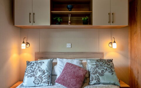 Stargazey: Möbel, Interior Design, Schlafzimmer, Holz, Bett, Cabinetry, Zimmer, Bettdecke, Flooring, Schublade