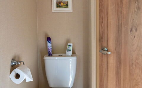 Stargazey: Toilleten Sitz, Toilette, Badezimmer, Holz, Armatur, Fussboden, Flooring, Interior Design, Zimmer, Installation