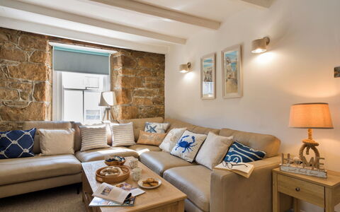 St. Ives 636: Möbel, Interior Design, Couch, Flooring, Fussboden, Zimmer, Decke, Wohnzimmer, Beleuchtung, Wohnung