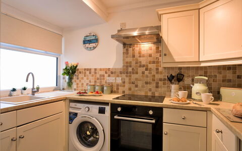 St. Ives 636: Küchengerät, Countertop, Küche, Major Appliance, Interior Design, Waschmaschine, Cabinetry, Flooring, Haushaltsgerät, Wäschekammer