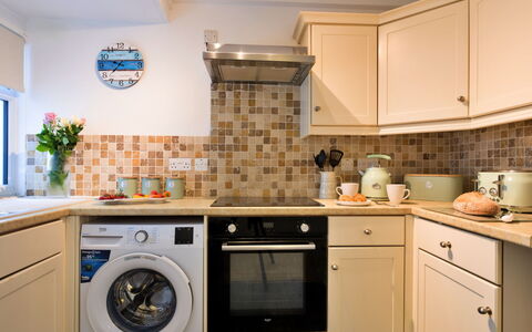 St. Ives 636: Küchengerät, Küche, Countertop, Major Appliance, Cabinetry, Interior Design, Haushaltsgerät, Flooring, Waschmaschine, Kleingeräte