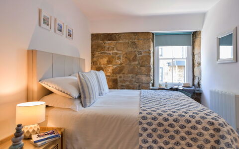 St. Ives 636: Möbel, Interior Design, Bett, Schlafzimmer, Bedding, Wand, Bettdecke, Flooring, Fussboden, Linens
