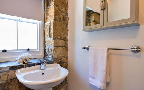 St. Ives 636: Armatur, Wand, Badezimmer, Bad Sink, Sinken, Interior Design, Zapfhahn, Flooring, Spiegel, Beleuchtung