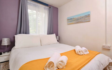 St. Ives 637: Bett, Schlafzimmer, Interior Design, Bettdecke, Bedding, Linens, Möbel, Fussboden, Zimmer, Bettrahmen
