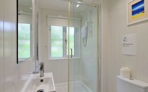 St. Ives 637: Badezimmer, Armatur, Interior Design, Bad Sink, Flooring, Installation, Fussboden, Dusche, Zapfhahn, Sinken