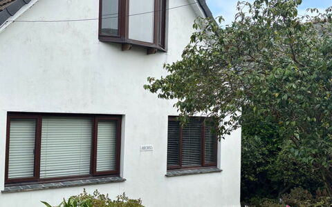 Michel: Gebäude, Wand, Fenster, Haus, Zuhause, Wohngebiet, Dach, Hütte, Tür, Strauch