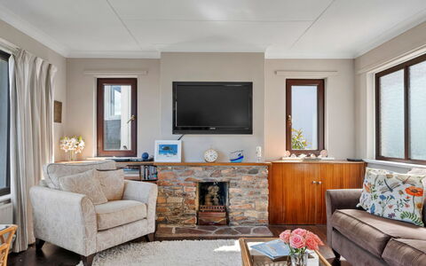 Michel: Möbel, Interior Design, Couch, Wohnzimmer, Holz, Flooring, Fernsehen, Decke, Zimmer, Fussboden