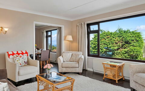 Michel: Möbel, Interior Design, Flooring, Couch, Fussboden, Decke, Holz, Zimmer, Wohnzimmer, Tabelle