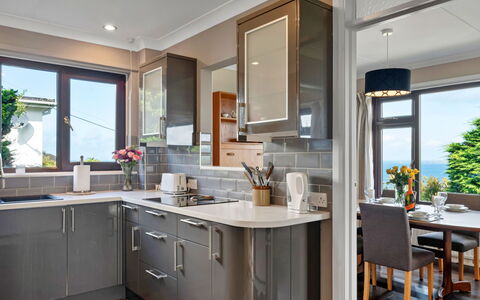 Michel: Möbel, Interior Design, Küche, Cabinetry, Countertop, Küchengerät, Flooring, Holz, Major Appliance, Zuhause