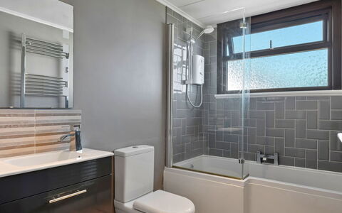 Michel: Badezimmer, Armatur, Flooring, Interior Design, Fussboden, Sinken, Installation, Zapfhahn, Badewanne, Fliese