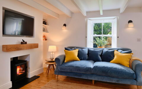 Millstone Cottage: Möbel, Interior Design, Couch, Holz, Flooring, Wohnzimmer, Fussboden, Dekokissen, Beleuchtung, Zuhause