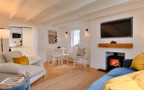 Millstone Cottage: Möbel, Interior Design, Flooring, Fussboden, Wand, Couch, Zimmer, Holz, Decke, Wohnzimmer