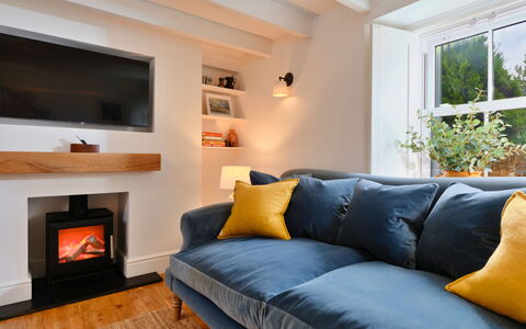 Millstone Cottage: Möbel, Interior Design, Wand, Couch, Flooring, Holz, Wohnzimmer, Fussboden, Zimmer, Beleuchtung