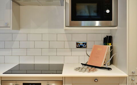 Millstone Cottage: Küchengerät, Küche, Major Appliance, Countertop, Cabinetry, Holz, Flooring, Interior Design, Haushaltsgerät, Herd