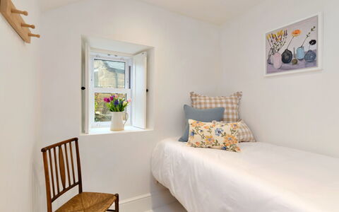 Millstone Cottage: Möbel, Interior Design, Bett, Wand, Schlafzimmer, Flooring, Fussboden, Holz, Kissen, Linens