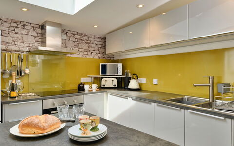 Penzance 624: Küche, Küchengerät, Countertop, Major Appliance, Interior Design, Gelb, Flooring, Decke, Möbel, Cabinetry