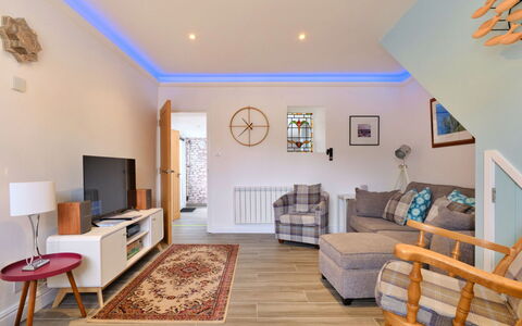 Penzance 624: Möbel, Interior Design, Flooring, Fussboden, Wand, Couch, Holz, Decke, Zimmer, Wohnzimmer