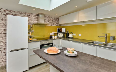 Penzance 624: Küche, Countertop, Interior Design, Möbel, Küchengerät, Major Appliance, Flooring, Holz, Decke, Fussboden