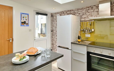 Penzance 624: Countertop, Küche, Möbel, Küchengerät, Interior Design, Cabinetry, Major Appliance, Flooring, Wand, Holz