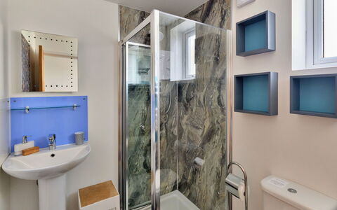 Penzance 624: Armatur, Badezimmer, Bad Sink, Flooring, Interior Design, Sinken, Fussboden, Spiegel, Zapfhahn, Installation