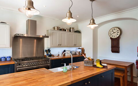 The Old Vicarage: Küche, Cabinetry, Countertop, Interior Design, Möbel, Küchengerät, Holz, Decke, Light Fixture, Flooring