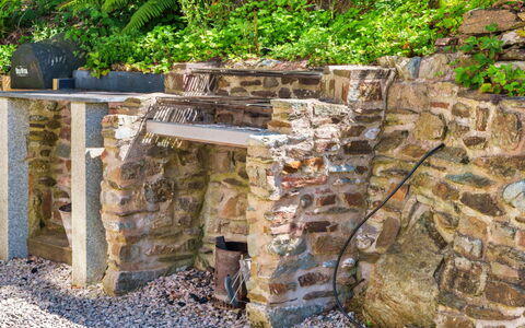 The Old Vicarage: \Fels, Steinwand, Ground, Flagstone, Garten, Bedrock, Landscaping, Cobblestone
