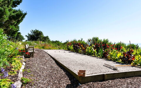 The Old Vicarage: Strauch, Garten, Ground, Walkway, Landscaping, Auffahrt, Weg, Botanischer Garten