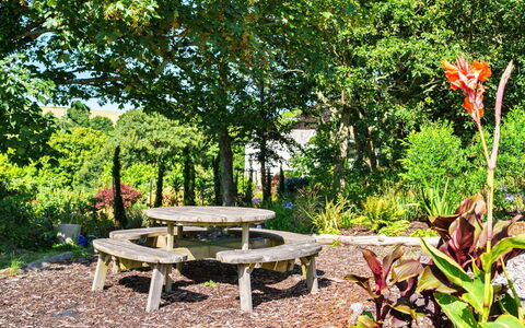 The Old Vicarage: Gartenmöbel, Möbel, Strauch, Garten, Außenbank, Pflanzengemeinschaft, Tisch Im Freien, Bank, Picknicktisch, Schatten