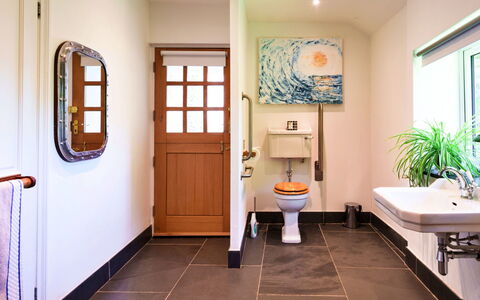 The Old Vicarage: Interior Design, Flooring, Armatur, Badezimmer, Fussboden, Toilette, Installation, Zapfhahn, Beleuchtung, Sinken