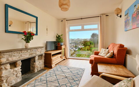 Looe Valley View: Möbel, Interior Design, Flooring, Holz, Fussboden, Zimmer, Couch, Wohnzimmer, Decke, Tabelle
