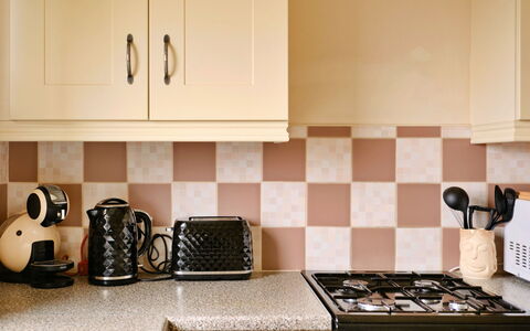 Looe Valley View: Küche, Rosa, Countertop, Herd, Herd, Gasherd, Küchengerät, Cooktop, Fliese, Cabinetry