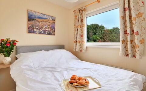 Looe Valley View: Möbel, Schlafzimmer, Interior Design, Bett, Bettdecke, Linens, Zuhause, Bedding, Wohnung, Dekokissen