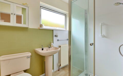 Looe Valley View: Badezimmer, Armatur, Wand, Flooring, Fussboden, Toilette, Interior Design, Toilleten Sitz, Bad Sink, Installation