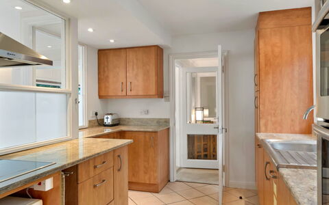 Little Watch House: Countertop, Cabinetry, Flooring, Möbel, Küche, Interior Design, Holz, Fussboden, Küchengerät, Zimmer